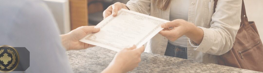 Pessoa recebe sua certidão diretamente no balcão de um cartório, em um ambiente interno bem iluminado, com expressão de satisfação e atenção ao documento entregue, transmitindo a conclusão bem-sucedida de um procedimento oficial