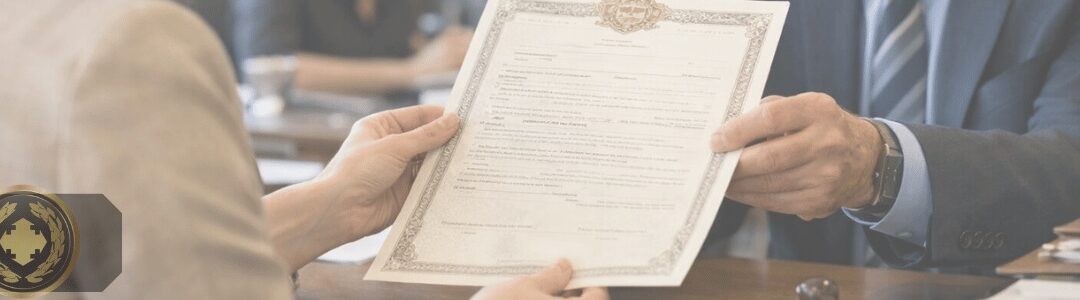 Pessoa recebendo uma certidão diretamente de um atendente em um cartório, em um ambiente interno bem iluminado, com aparência profissional e foco na troca do documento de forma clara e realista.