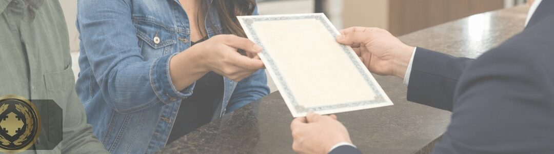 Casal recebendo uma certidão em um cartório, em atendimento formal e acolhedor, com ambiente institucional, iluminação natural e foco na entrega do documento.