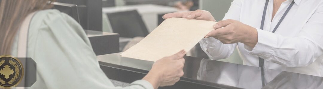 Pessoa recebendo uma certidão no balcão de um cartório, em um ambiente profissional e organizado. A cena transmite confiança e formalidade, com iluminação suave e foco na entrega do documento