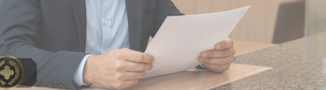Funcionário de cartório analisando atentamente um documento em um ambiente institucional moderno, com iluminação suave e composição realista